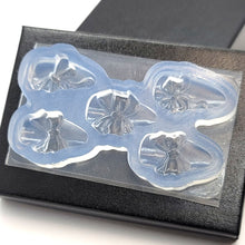 Load image into Gallery viewer, Super popular Japanese trendy bow mold. Silicone mold is reusable and conforms to the curvature of your clients nails.   Import from Japan. 
